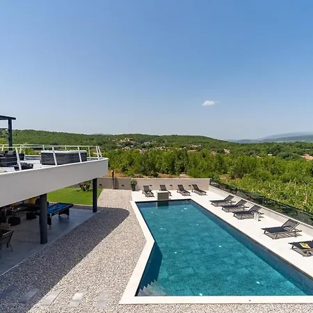 فيلة New! Luxury Madre With 5 En-suite Bedrooms, Heated 72sqm Mineral Pool, Whirlpool, Outdoor Gym, Playground Zmijavci