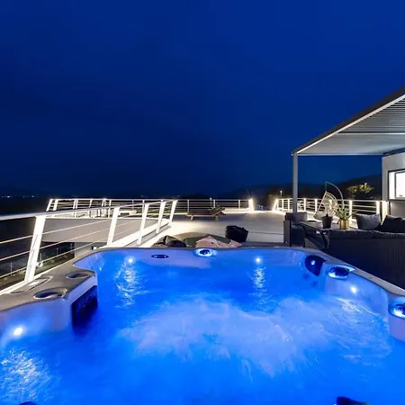 New! Luxury Madre With 5 En-suite Bedrooms, Heated 72sqm Mineral Pool, Whirlpool, Outdoor Gym, Playground Zmijavci