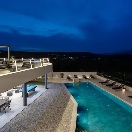 New! Luxury Madre With 5 En-suite Bedrooms, Heated 72sqm Mineral Pool, Whirlpool, Outdoor Gym, Playground فيلة