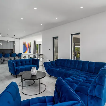 New! Luxury Madre With 5 En-suite Bedrooms, Heated 72sqm Mineral Pool, Whirlpool, Outdoor Gym, Playground * Zmijavci