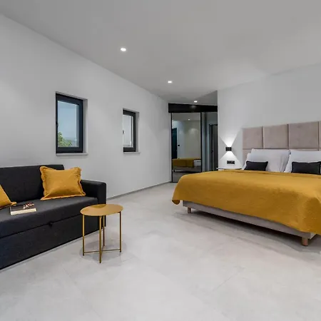 New! Luxury Madre With 5 En-suite Bedrooms, Heated 72sqm Mineral Pool, Whirlpool, Outdoor Gym, Playground فيلة