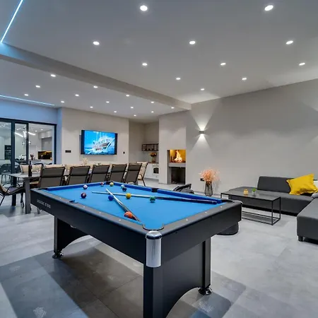 New! Luxury Madre With 5 En-suite Bedrooms, Heated 72sqm Mineral Pool, Whirlpool, Outdoor Gym, Playground