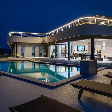 New! Luxury Madre With 5 En-suite Bedrooms, Heated 72sqm Mineral Pool, Whirlpool, Outdoor Gym, Playground فيلة Zmijavci