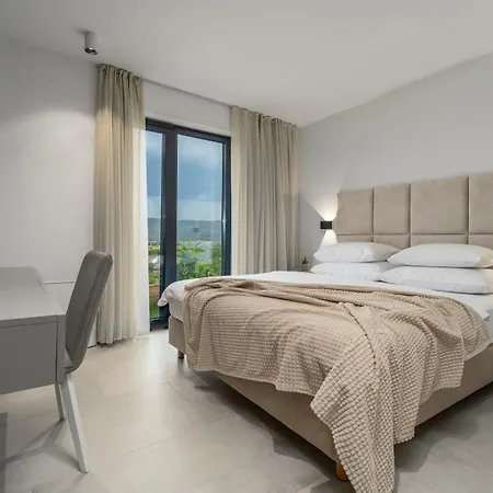 New! Luxury Madre With 5 En-suite Bedrooms, Heated 72sqm Mineral Pool, Whirlpool, Outdoor Gym, Playground