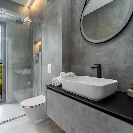 New! Luxury Madre With 5 En-suite Bedrooms, Heated 72sqm Mineral Pool, Whirlpool, Outdoor Gym, Playground * Zmijavci