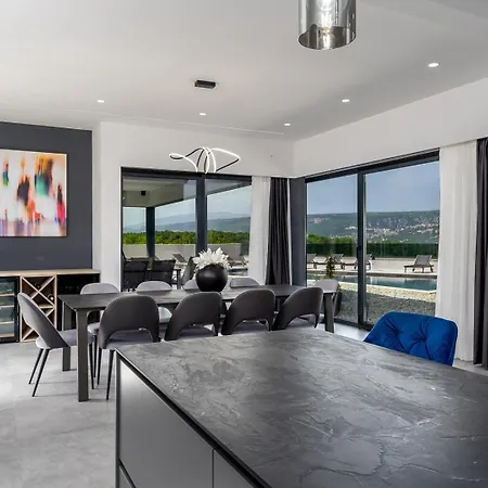 New! Luxury Madre With 5 En-suite Bedrooms, Heated 72sqm Mineral Pool, Whirlpool, Outdoor Gym, Playground فيلة Zmijavci