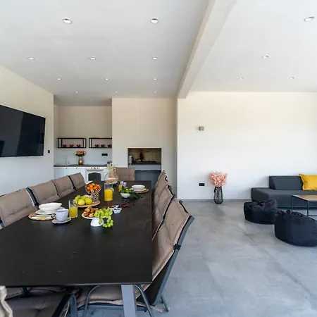 New! Luxury Madre With 5 En-suite Bedrooms, Heated 72sqm Mineral Pool, Whirlpool, Outdoor Gym, Playground *