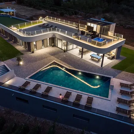 New! Luxury Madre With 5 En-suite Bedrooms, Heated 72sqm Mineral Pool, Whirlpool, Outdoor Gym, Playground فيلة Zmijavci