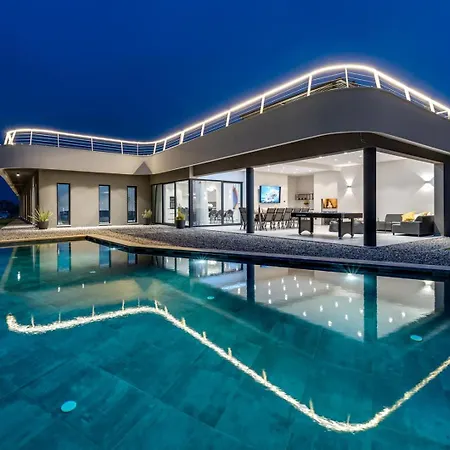New! Luxury Madre With 5 En-suite Bedrooms, Heated 72sqm Mineral Pool, Whirlpool, Outdoor Gym, Playground فيلة