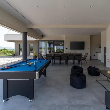New! Luxury Madre With 5 En-suite Bedrooms, Heated 72sqm Mineral Pool, Whirlpool, Outdoor Gym, Playground *