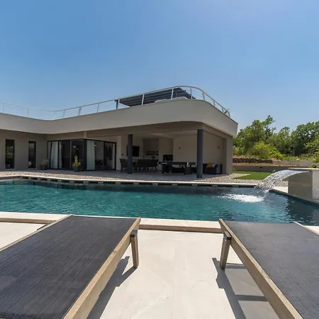 New! Luxury Madre With 5 En-suite Bedrooms, Heated 72sqm Mineral Pool, Whirlpool, Outdoor Gym, Playground