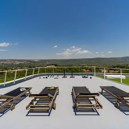 New! Luxury Madre With 5 En-suite Bedrooms, Heated 72sqm Mineral Pool, Whirlpool, Outdoor Gym, Playground فيلة *