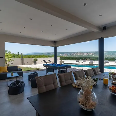 New! Luxury Madre With 5 En-suite Bedrooms, Heated 72sqm Mineral Pool, Whirlpool, Outdoor Gym, Playground فيلة Zmijavci