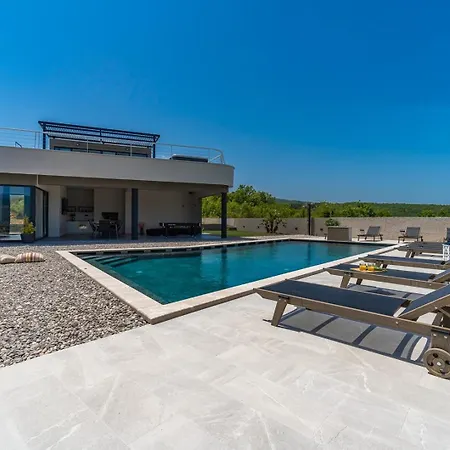 New! Luxury Madre With 5 En-suite Bedrooms, Heated 72sqm Mineral Pool, Whirlpool, Outdoor Gym, Playground Zmijavci