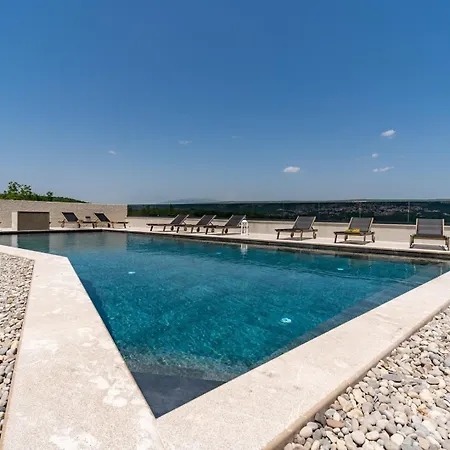 New! Luxury Madre With 5 En-suite Bedrooms, Heated 72sqm Mineral Pool, Whirlpool, Outdoor Gym, Playground *