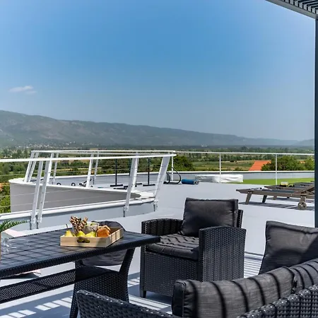 New! Luxury Madre With 5 En-suite Bedrooms, Heated 72sqm Mineral Pool, Whirlpool, Outdoor Gym, Playground