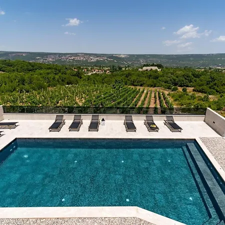 New! Luxury Madre With 5 En-suite Bedrooms, Heated 72sqm Mineral Pool, Whirlpool, Outdoor Gym, Playground فيلة *